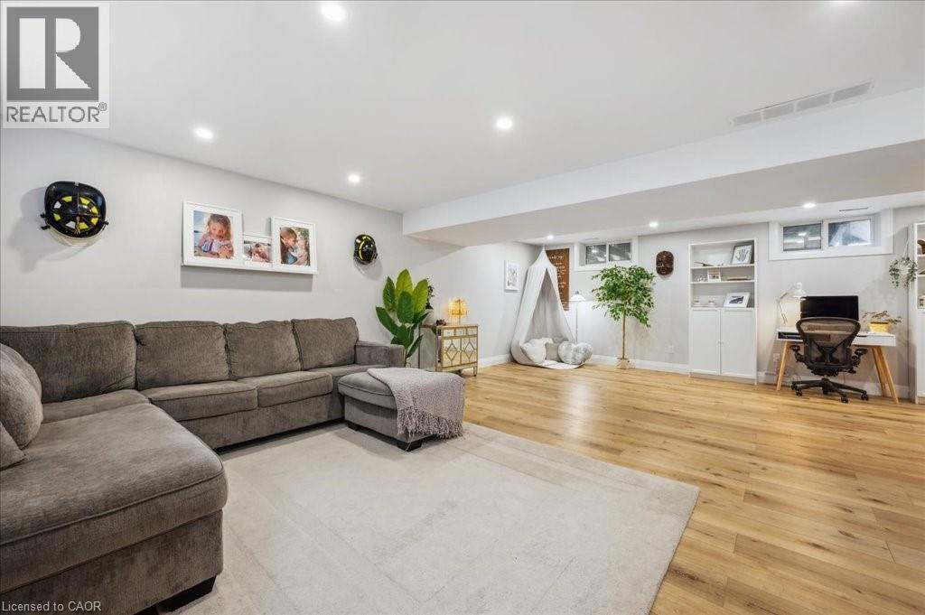 303 Martindale Crescent, Waterloo, ON - Indoor Photo Showing Living Room