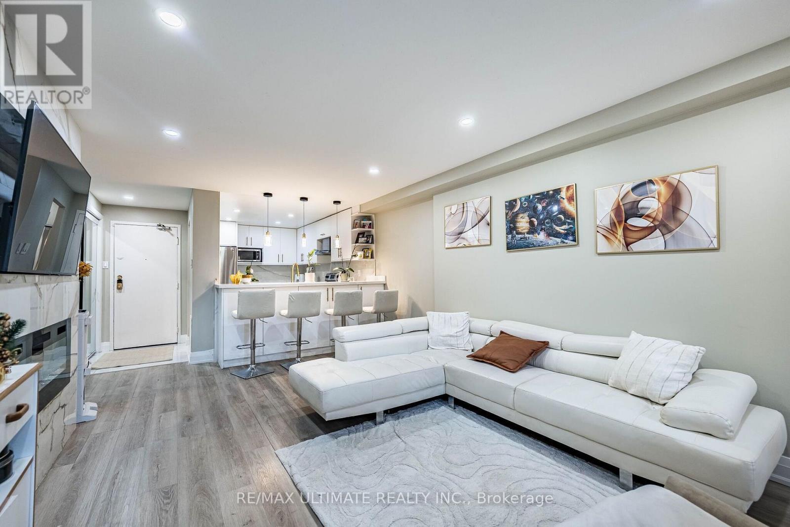 208 - 238 Albion Road, Toronto, ON - Indoor Photo Showing Living Room