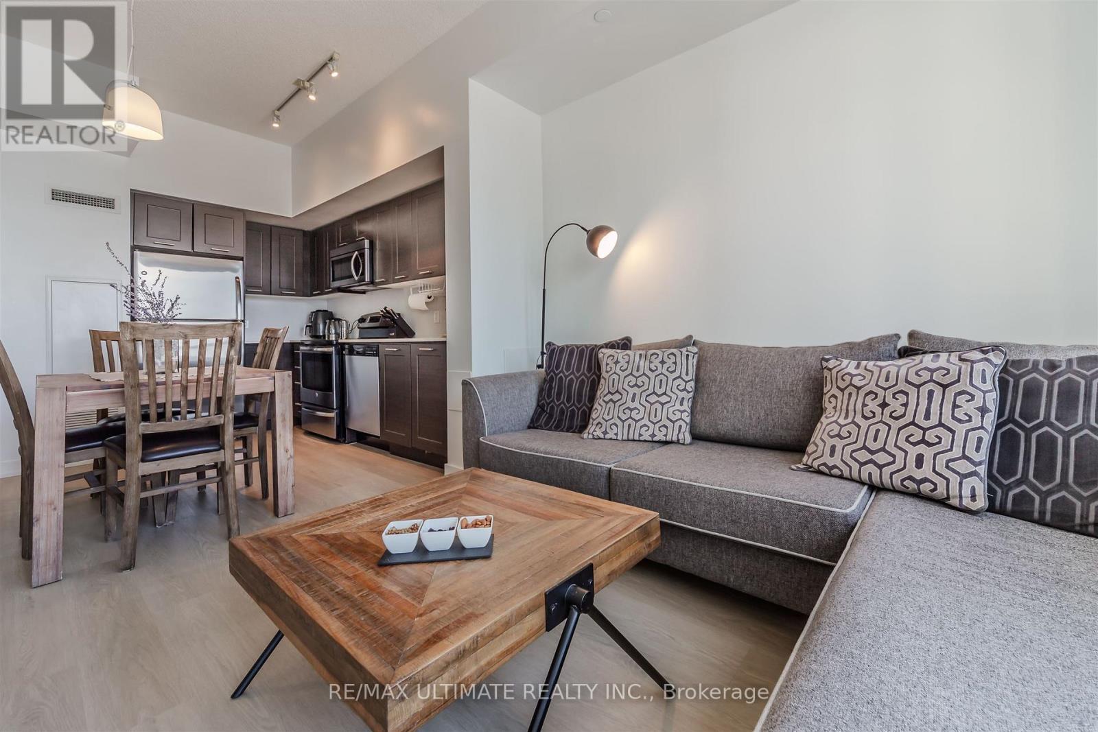 2706 - 2220 Lake Shore Boulevard W, Toronto, ON - Indoor Photo Showing Living Room