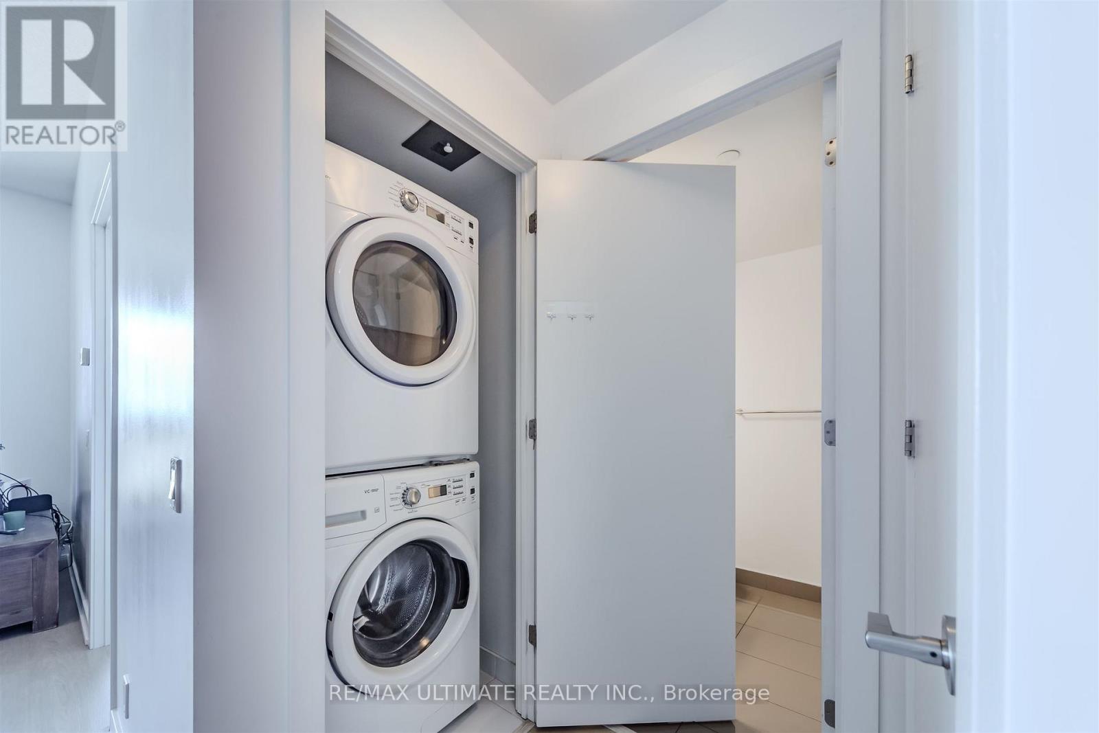 2706 - 2220 Lake Shore Boulevard W, Toronto, ON - Indoor Photo Showing Laundry Room