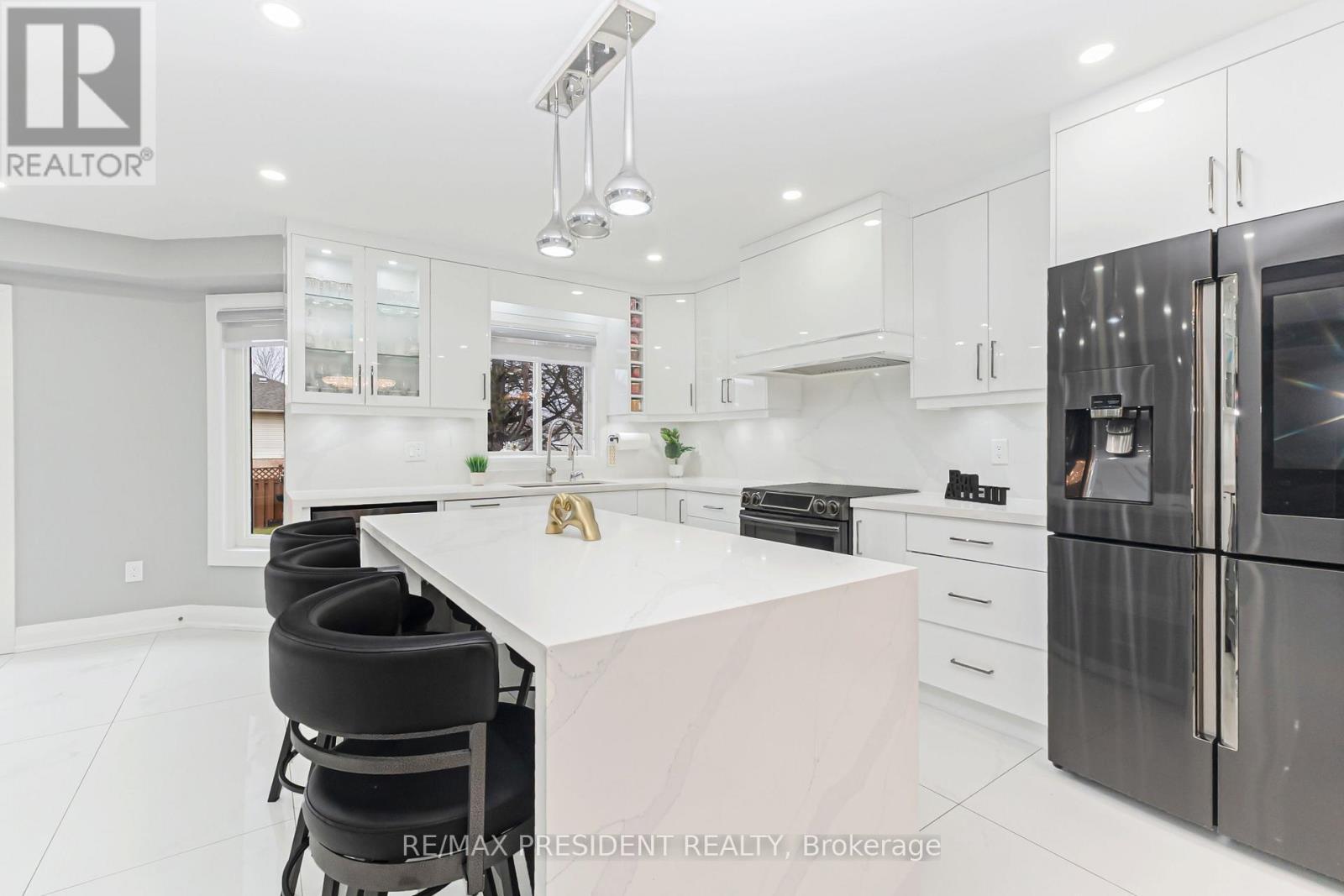 212 Wedgewood Drive, Cambridge, ON - Indoor Photo Showing Kitchen With Upgraded Kitchen