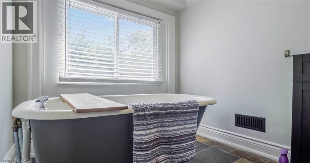 217 Caroline Street S, Hamilton, ON - Indoor Photo Showing Bathroom