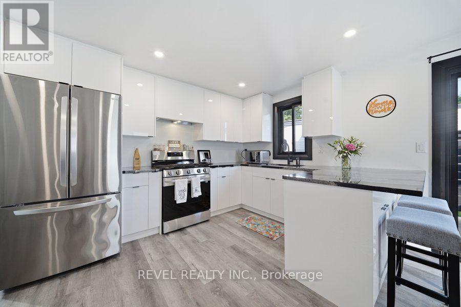 4 - 99 Fourth Concession Road, Brant, ON - Indoor Photo Showing Kitchen With Upgraded Kitchen