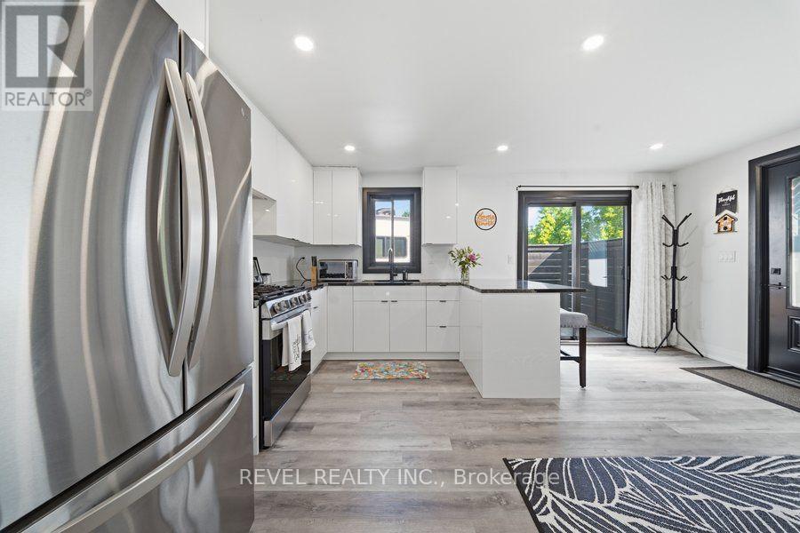 4 - 99 Fourth Concession Road, Brant, ON - Indoor Photo Showing Kitchen With Upgraded Kitchen