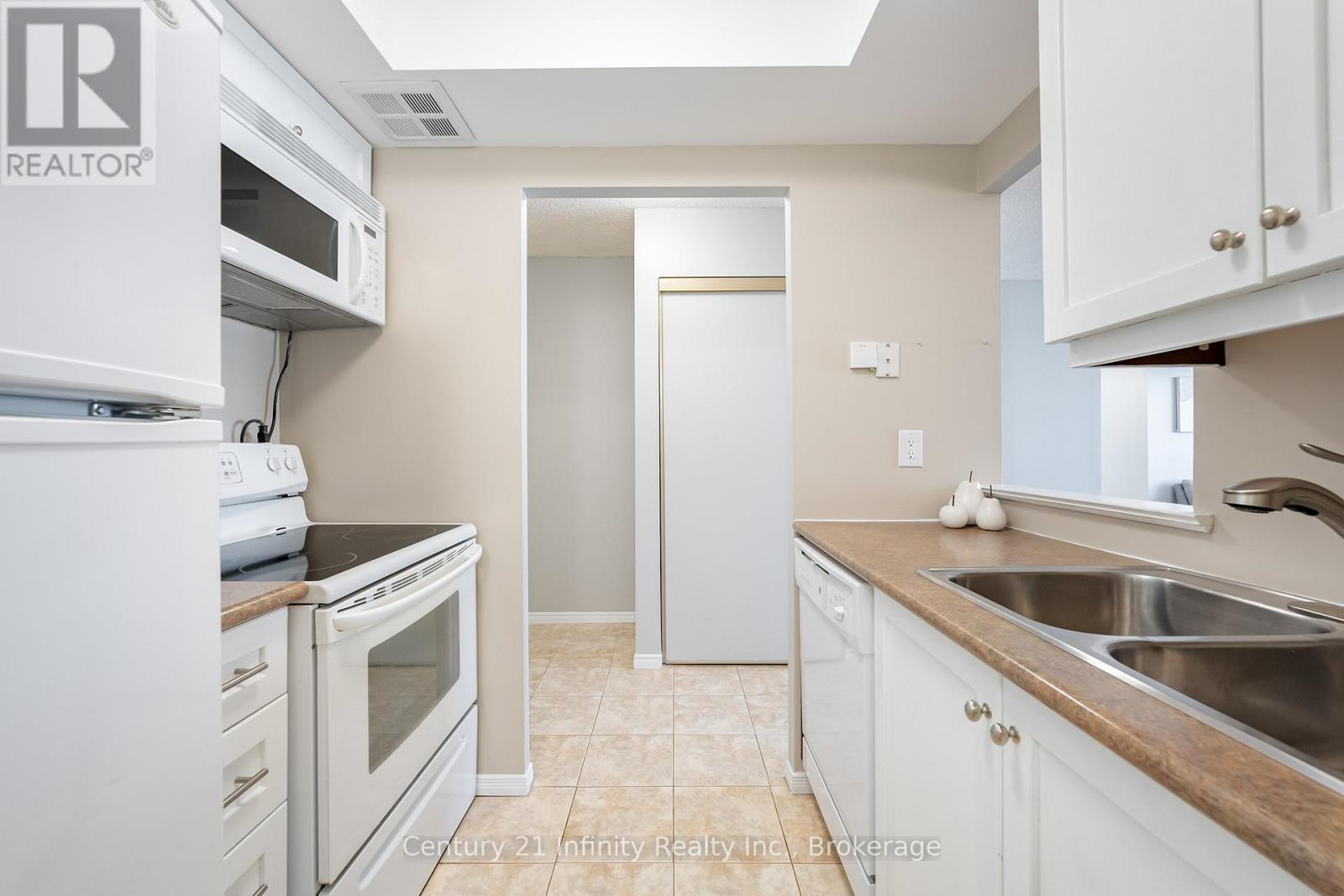 1206 - 5 Greystone Walk Drive, Toronto (Kennedy Park), ON - Indoor Photo Showing Kitchen With Double Sink