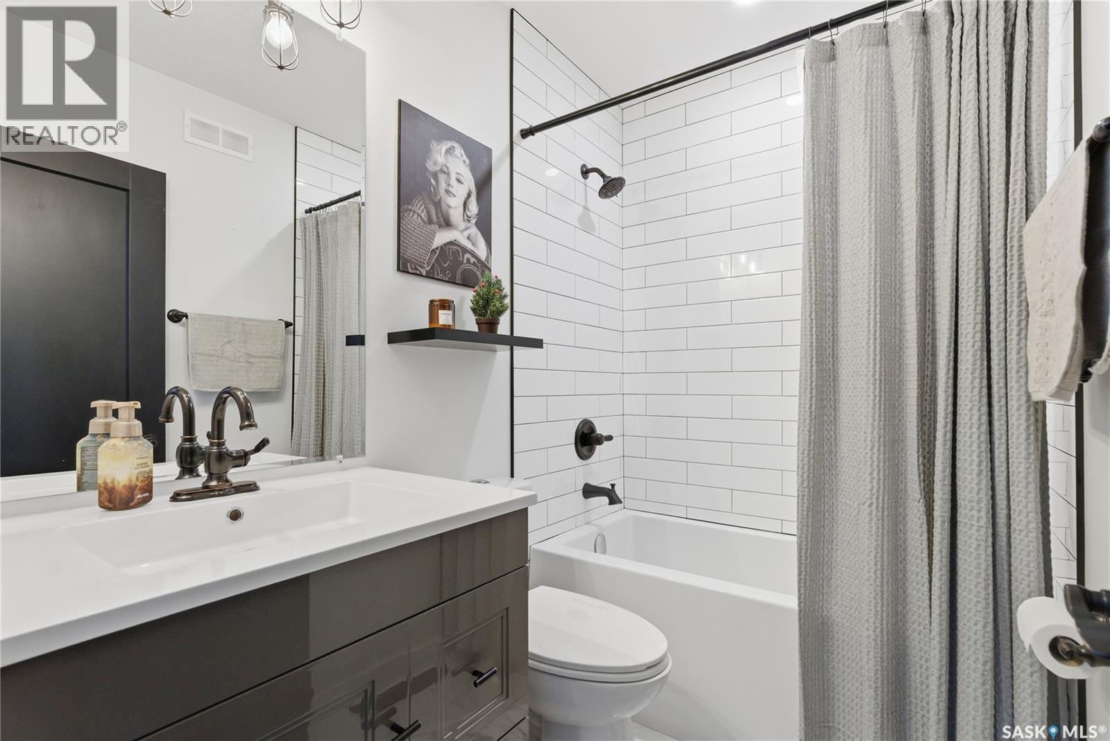1813 Cameron Avenue, Saskatoon, SK - Indoor Photo Showing Bathroom