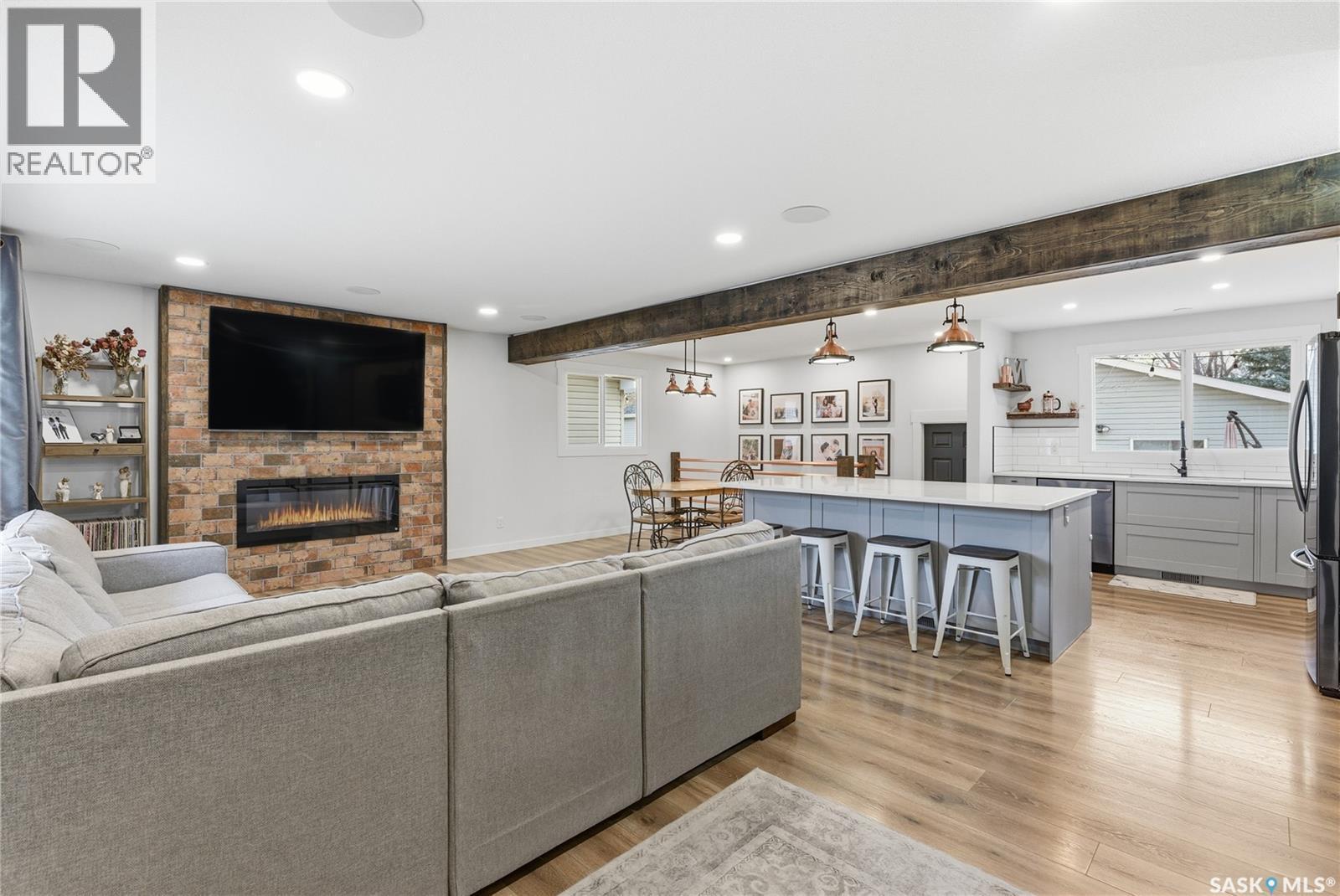 1813 Cameron Avenue, Saskatoon, SK - Indoor Photo Showing Living Room With Fireplace