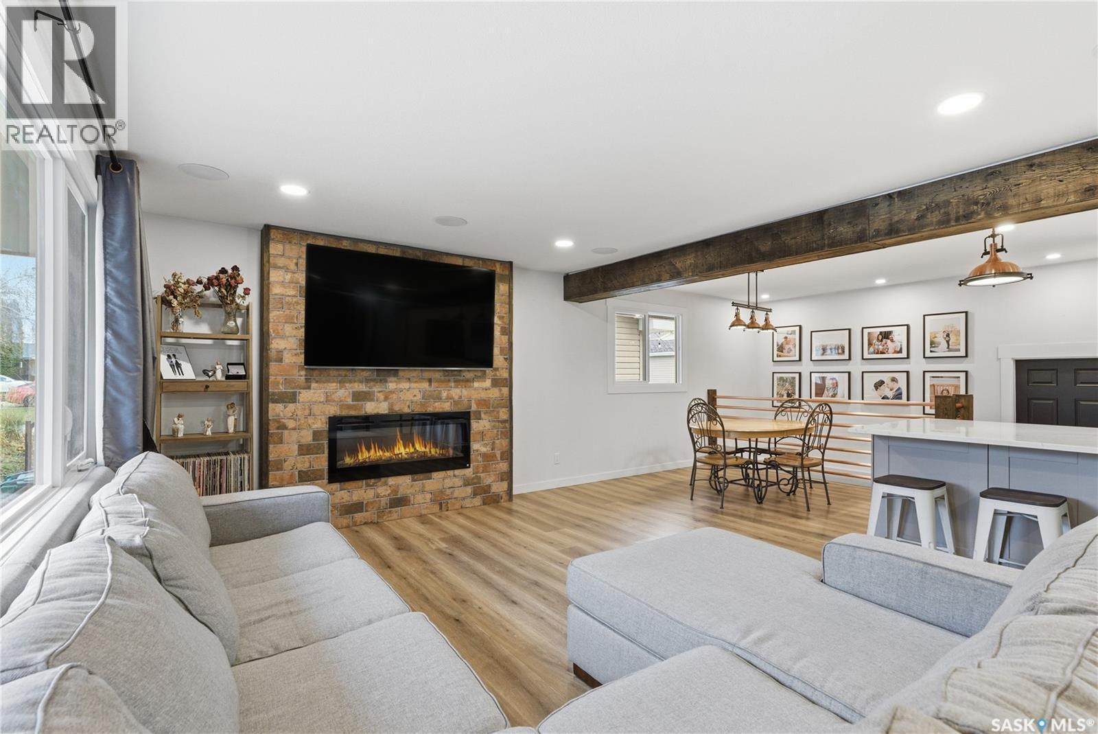 1813 Cameron Avenue, Saskatoon, SK - Indoor Photo Showing Living Room With Fireplace