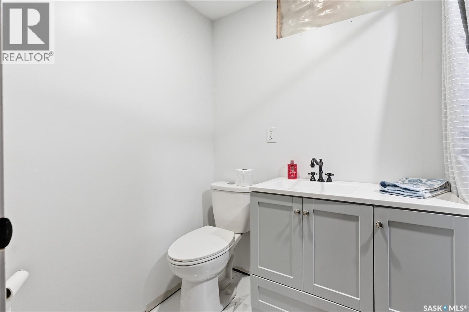 1813 Cameron Avenue, Saskatoon, SK - Indoor Photo Showing Bathroom
