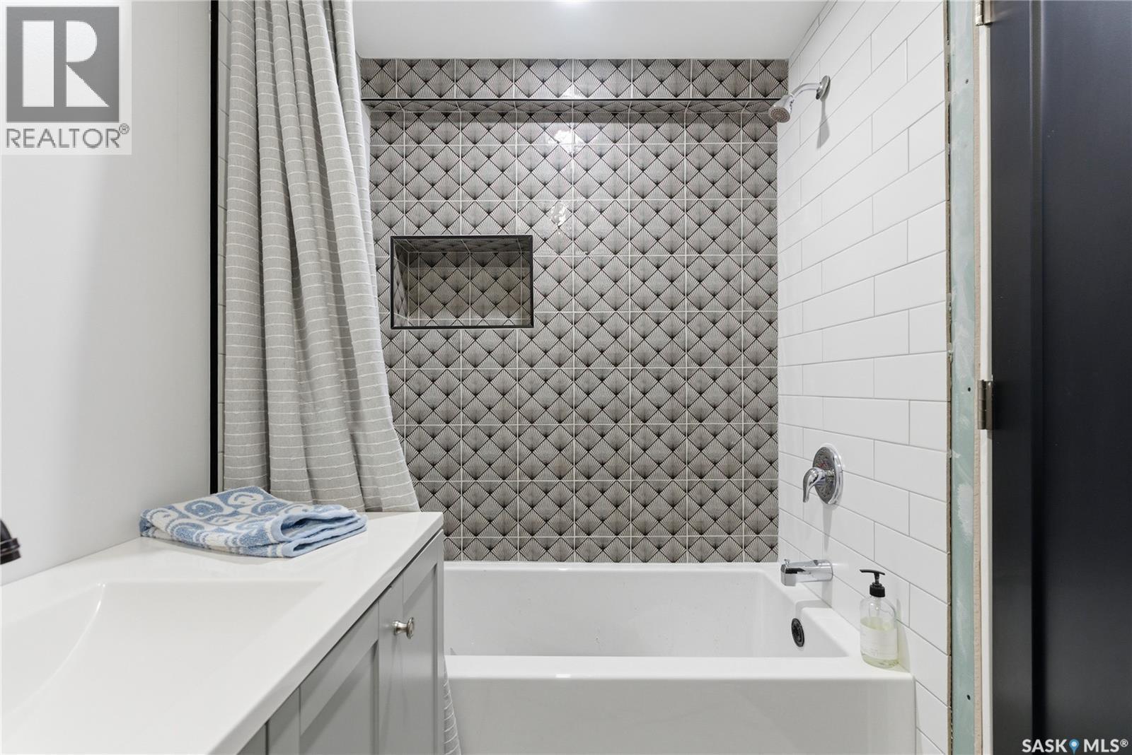 1813 Cameron Avenue, Saskatoon, SK - Indoor Photo Showing Bathroom