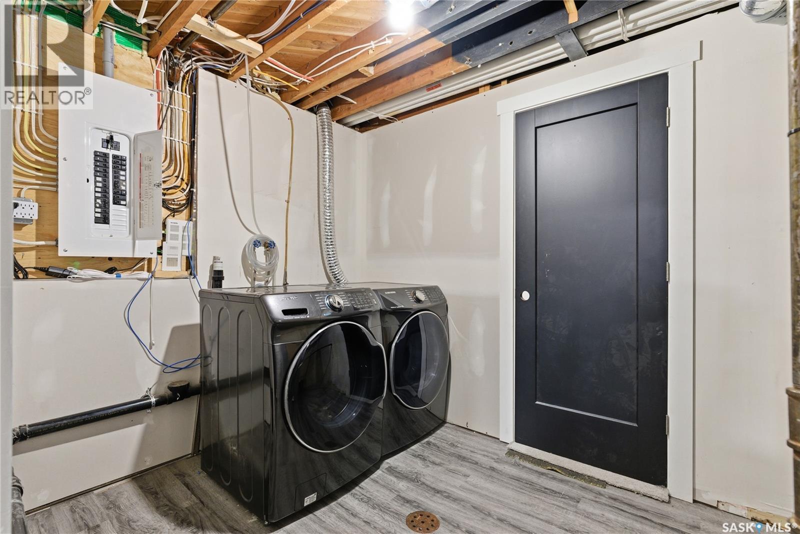 1813 Cameron Avenue, Saskatoon, SK - Indoor Photo Showing Laundry Room
