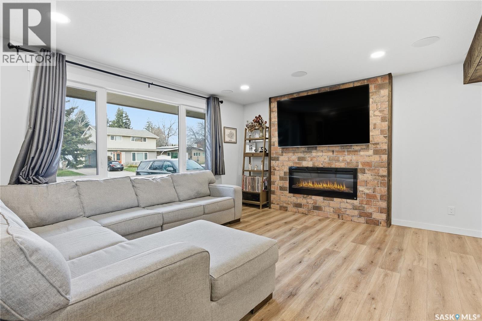 1813 Cameron Avenue, Saskatoon, SK - Indoor Photo Showing Living Room With Fireplace