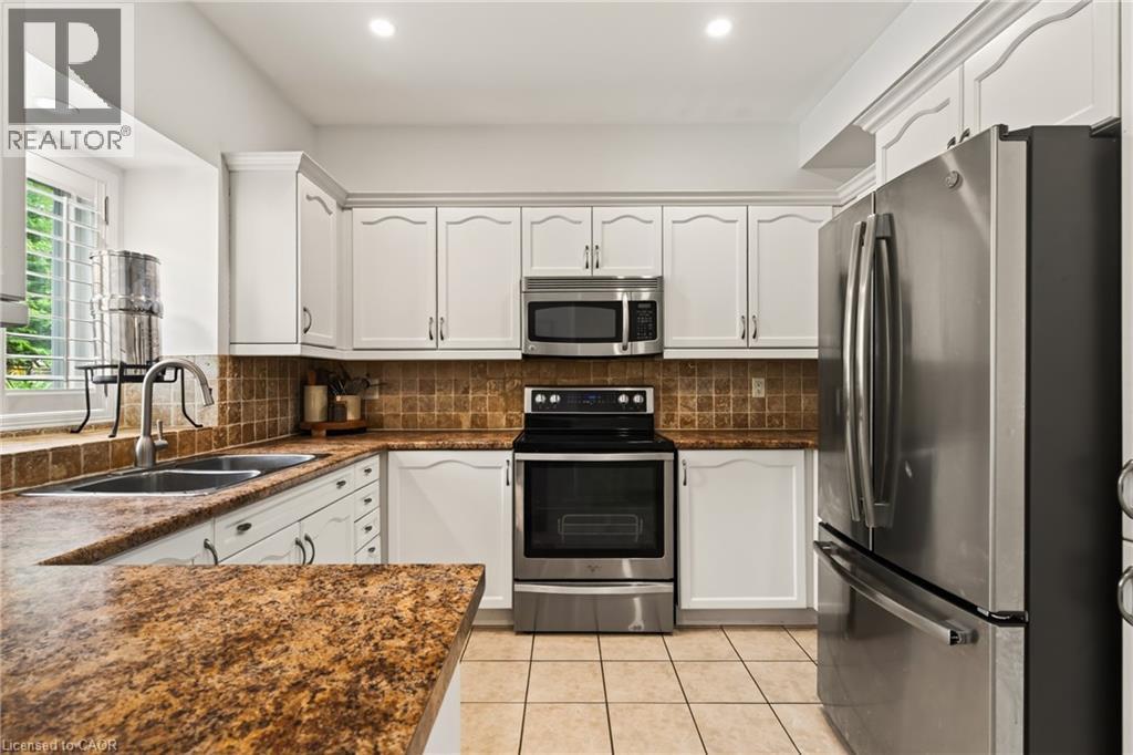 150 Davidson Boulevard, Dundas, ON - Indoor Photo Showing Kitchen With Double Sink