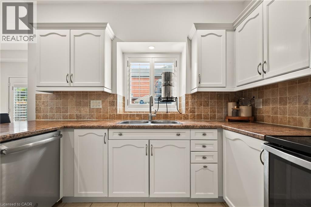 150 Davidson Boulevard, Dundas, ON - Indoor Photo Showing Kitchen With Double Sink