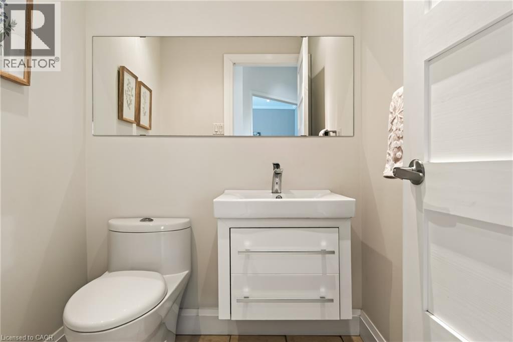 150 Davidson Boulevard, Dundas, ON - Indoor Photo Showing Bathroom