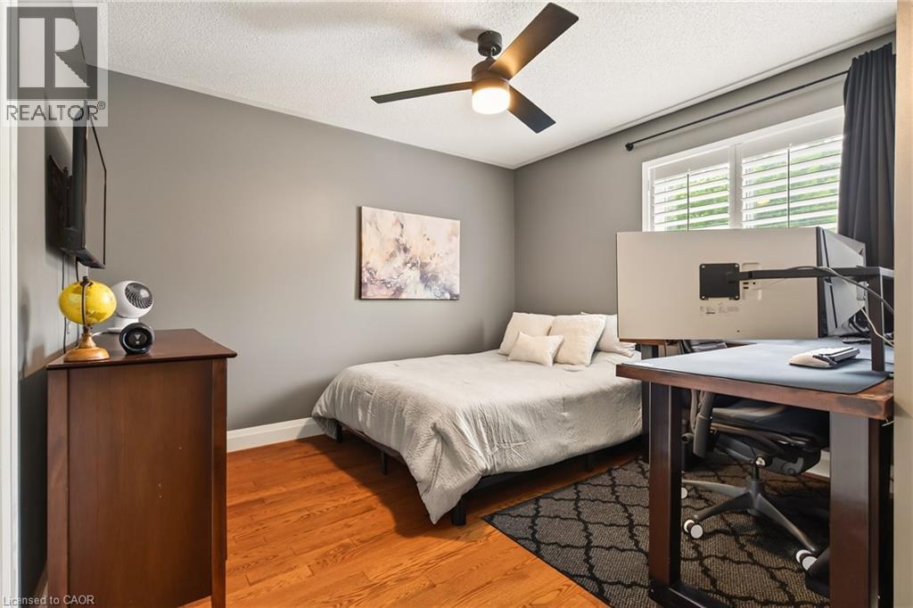 150 Davidson Boulevard, Dundas, ON - Indoor Photo Showing Bedroom