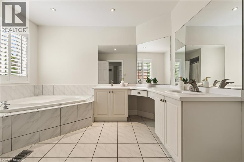 150 Davidson Boulevard, Dundas, ON - Indoor Photo Showing Bathroom