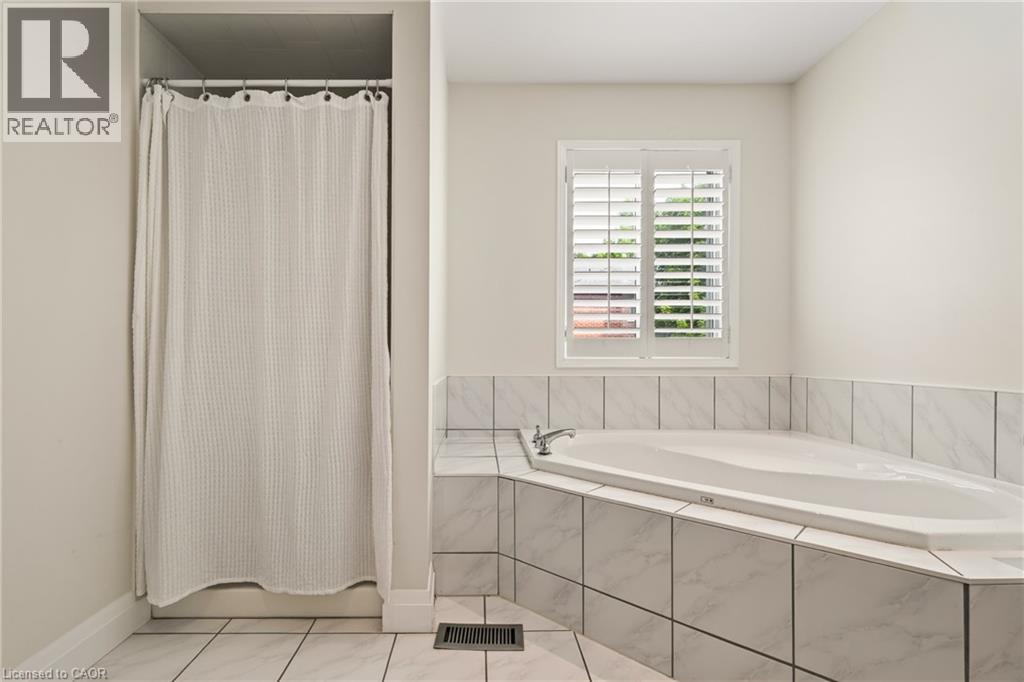 150 Davidson Boulevard, Dundas, ON - Indoor Photo Showing Bathroom