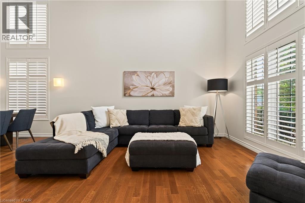 150 Davidson Boulevard, Dundas, ON - Indoor Photo Showing Living Room