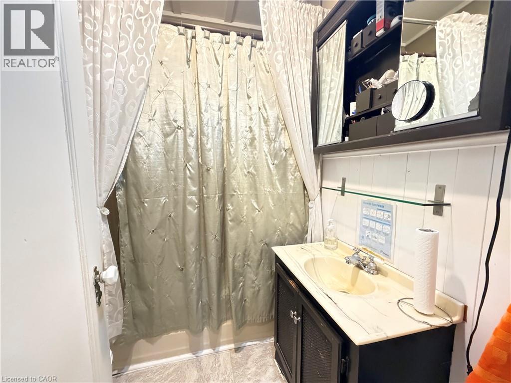 1 Norwood Road, Hamilton, ON - Indoor Photo Showing Bathroom