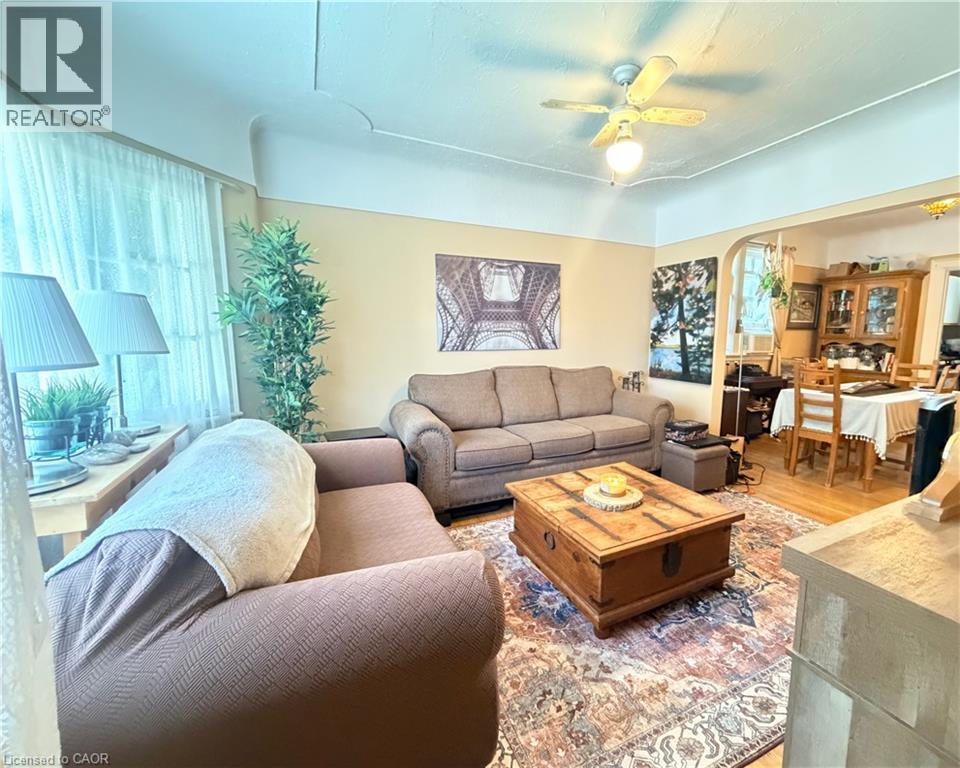 1 Norwood Road, Hamilton, ON - Indoor Photo Showing Living Room