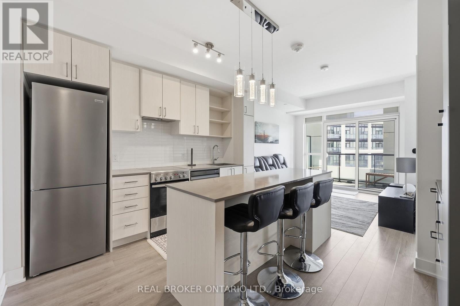 608 - 50 George Butchart Drive, Toronto, ON - Indoor Photo Showing Kitchen With Upgraded Kitchen