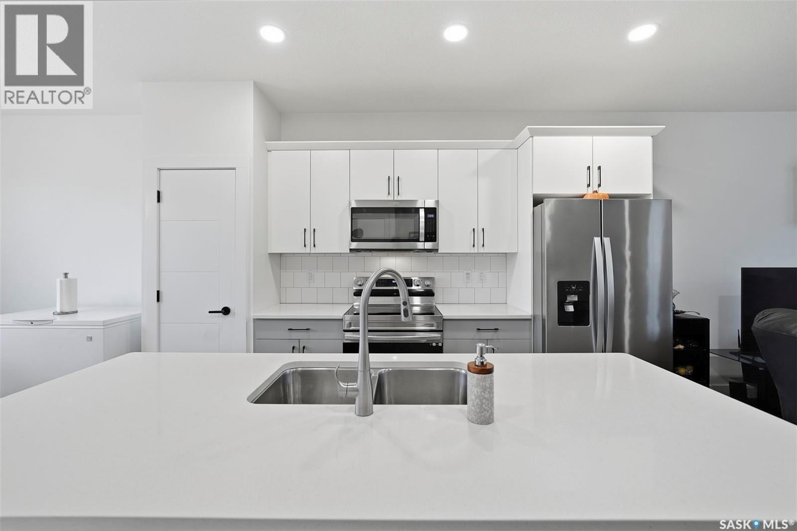 132 Rosewood Boulevard E, Saskatoon, SK - Indoor Photo Showing Kitchen With Stainless Steel Kitchen With Double Sink With Upgraded Kitchen