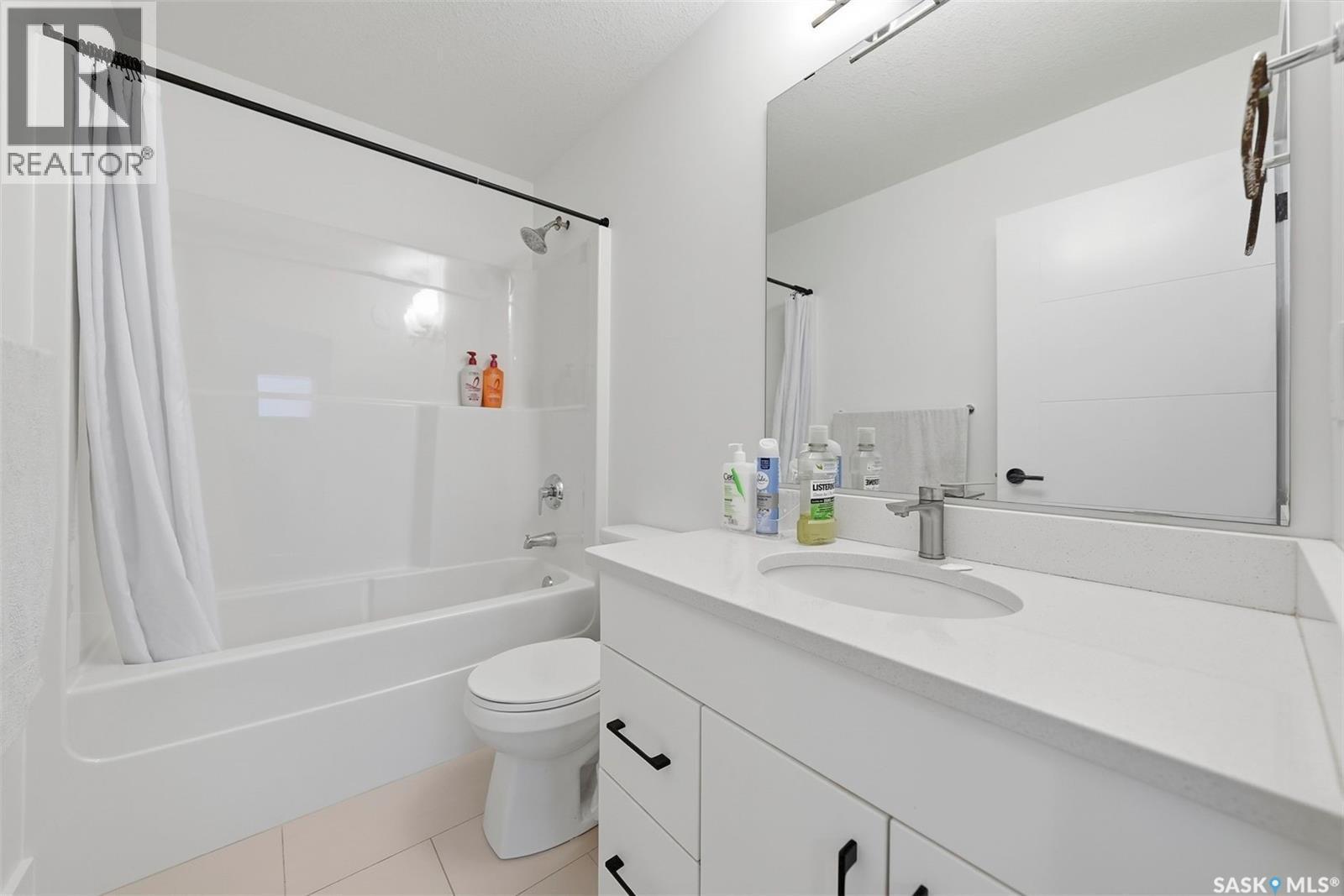 132 Rosewood Boulevard E, Saskatoon, SK - Indoor Photo Showing Bathroom