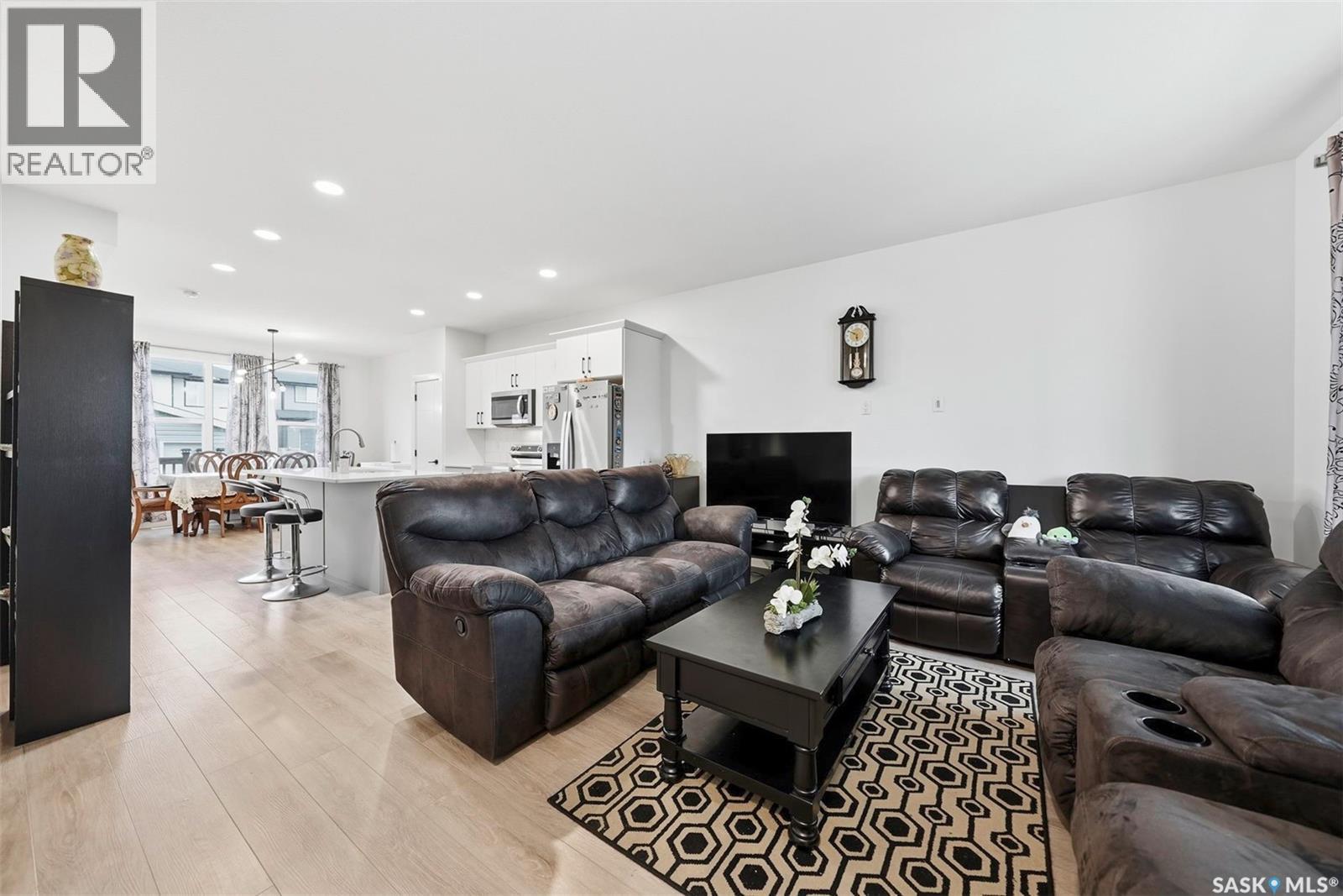 132 Rosewood Boulevard E, Saskatoon, SK - Indoor Photo Showing Living Room