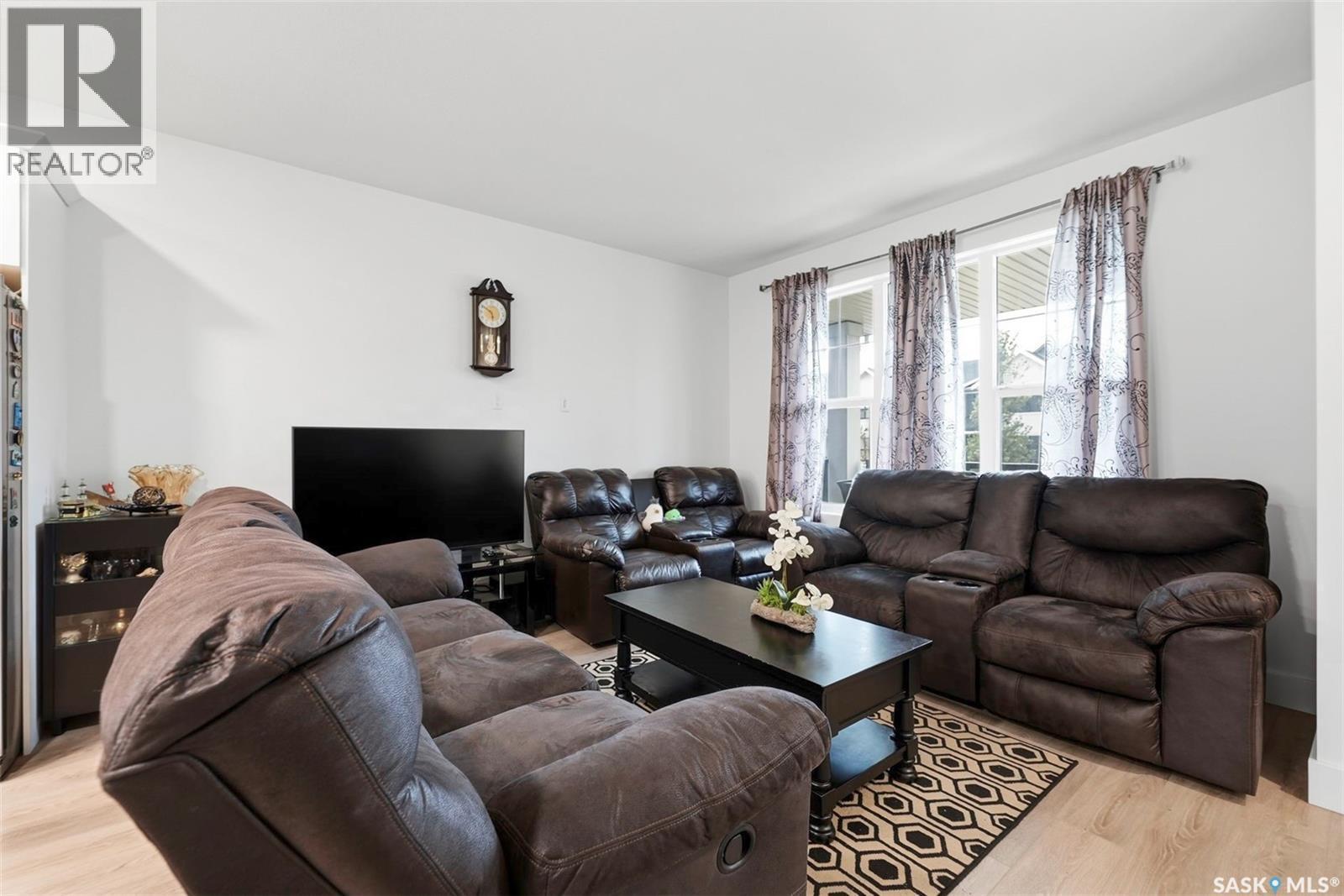 132 Rosewood Boulevard E, Saskatoon, SK - Indoor Photo Showing Living Room