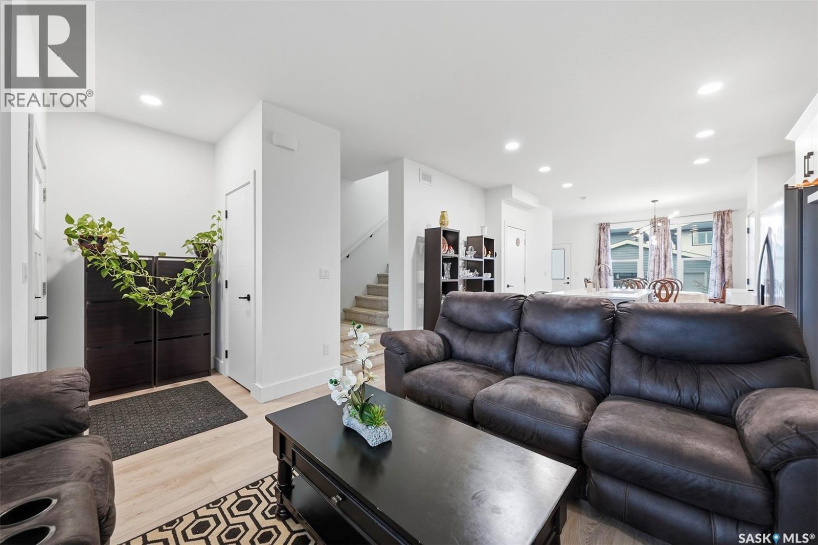 132 Rosewood Boulevard E, Saskatoon, SK - Indoor Photo Showing Living Room