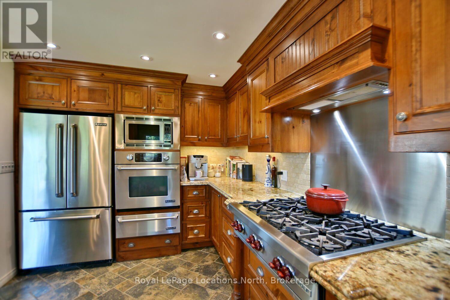 154 Carmichael Crescent, Blue Mountains, ON - Indoor Photo Showing Kitchen With Upgraded Kitchen