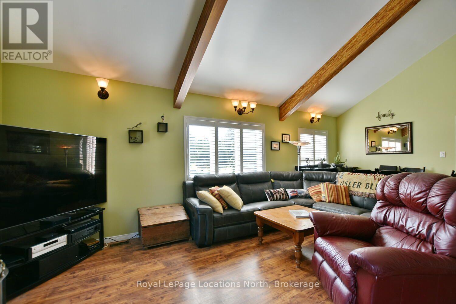 154 Carmichael Crescent, Blue Mountains, ON - Indoor Photo Showing Living Room