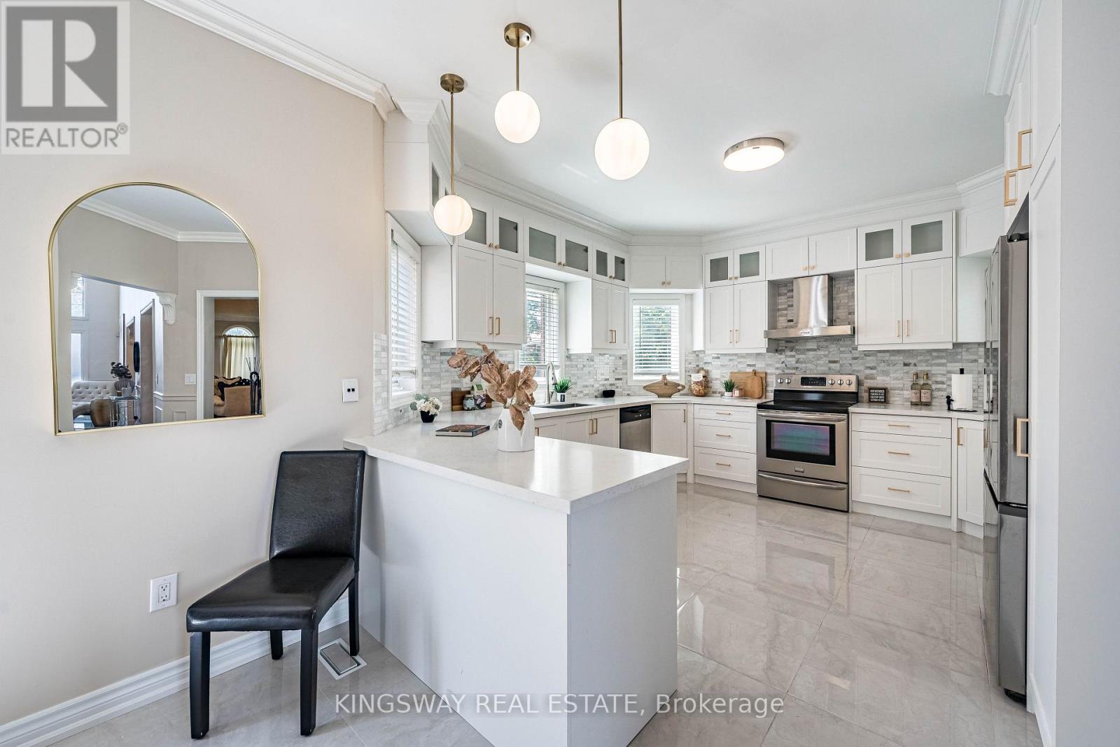 5969 Rayshaw Crescent E, Mississauga, ON - Indoor Photo Showing Kitchen With Upgraded Kitchen