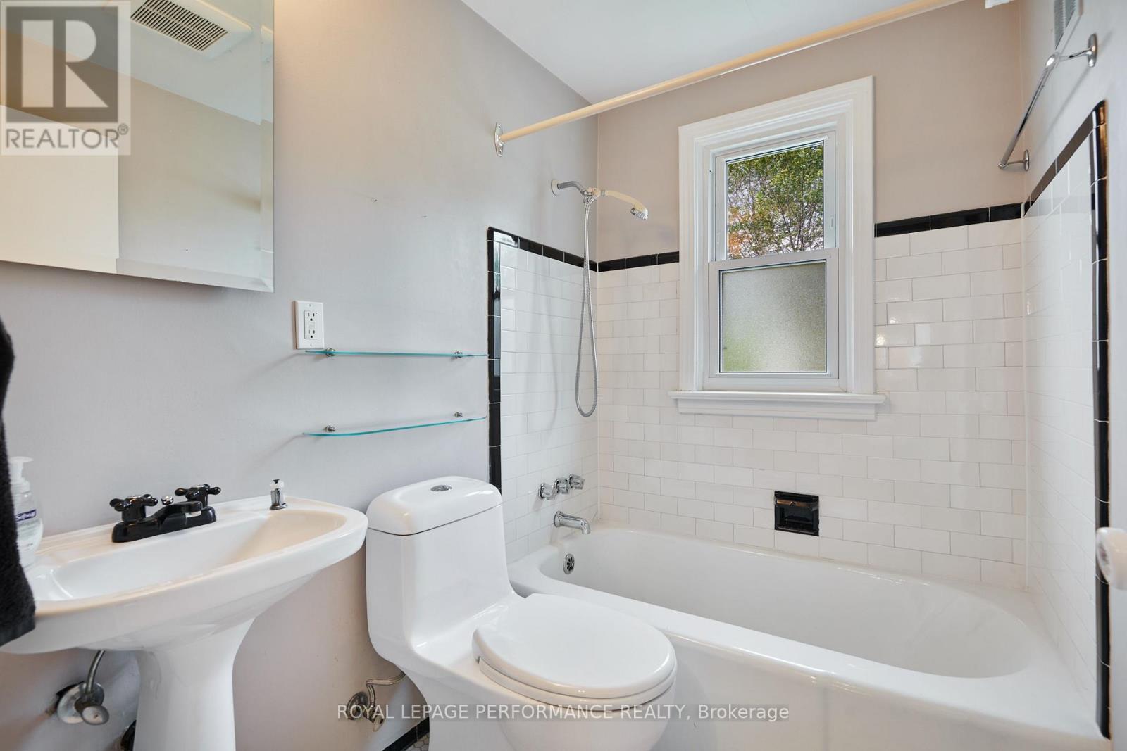 166 Winther Avenue, Ottawa, ON - Indoor Photo Showing Bathroom