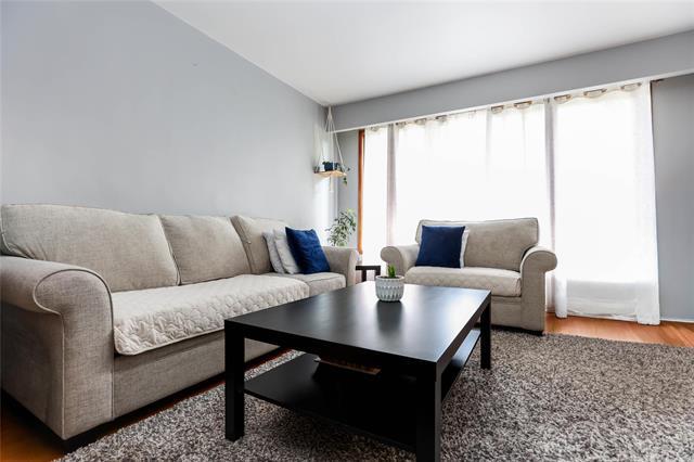 174 Wordsworth Way, Winnipeg, MB - Indoor Photo Showing Living Room