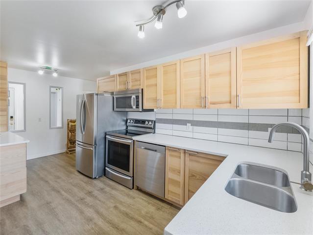 604 Beaverhill Blvd, Winnipeg, MB - Indoor Photo Showing Kitchen With Double Sink