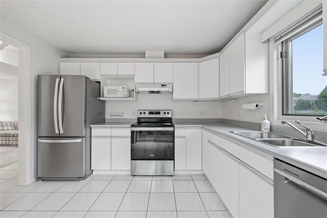 7-6645 Roblin Blvd, Winnipeg, MB - Indoor Photo Showing Kitchen With Double Sink