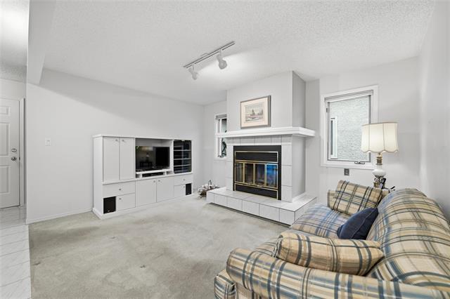 7-6645 Roblin Blvd, Winnipeg, MB - Indoor Photo Showing Living Room With Fireplace