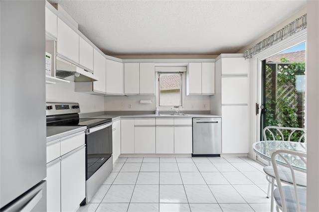 7-6645 Roblin Blvd, Winnipeg, MB - Indoor Photo Showing Kitchen