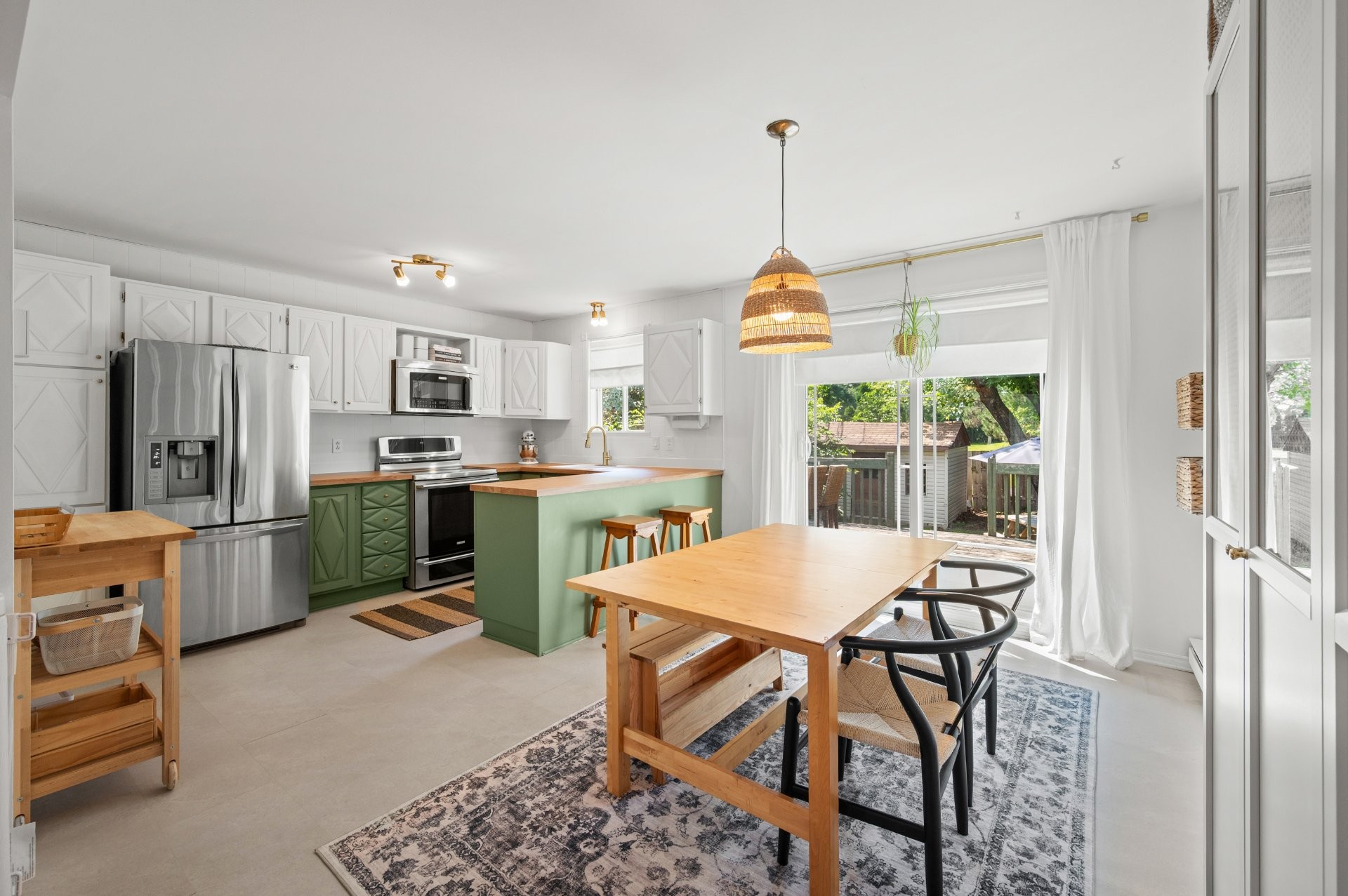 Overall view - 373 Rue Goguet, Montréal (Rivière-Des-Prairies/Pointe-Aux-Trembles), QC - Indoor Photo Showing Kitchen