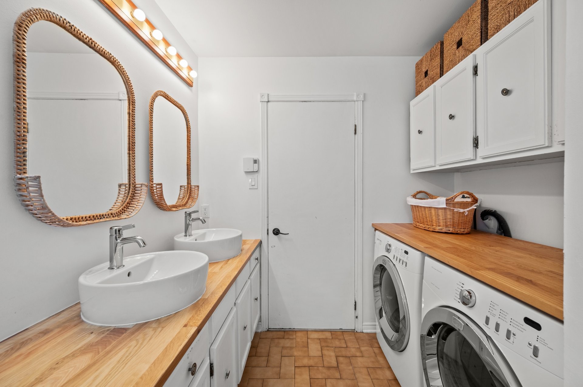 Master Bathroom - 373 Rue Goguet, Montréal (Rivière-Des-Prairies/Pointe-Aux-Trembles), QC - Indoor Photo Showing Laundry Room