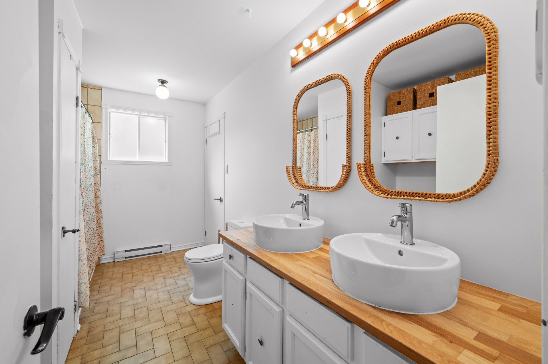 Master Bathroom - 373 Rue Goguet, Montréal (Rivière-Des-Prairies/Pointe-Aux-Trembles), QC - Indoor Photo Showing Bathroom