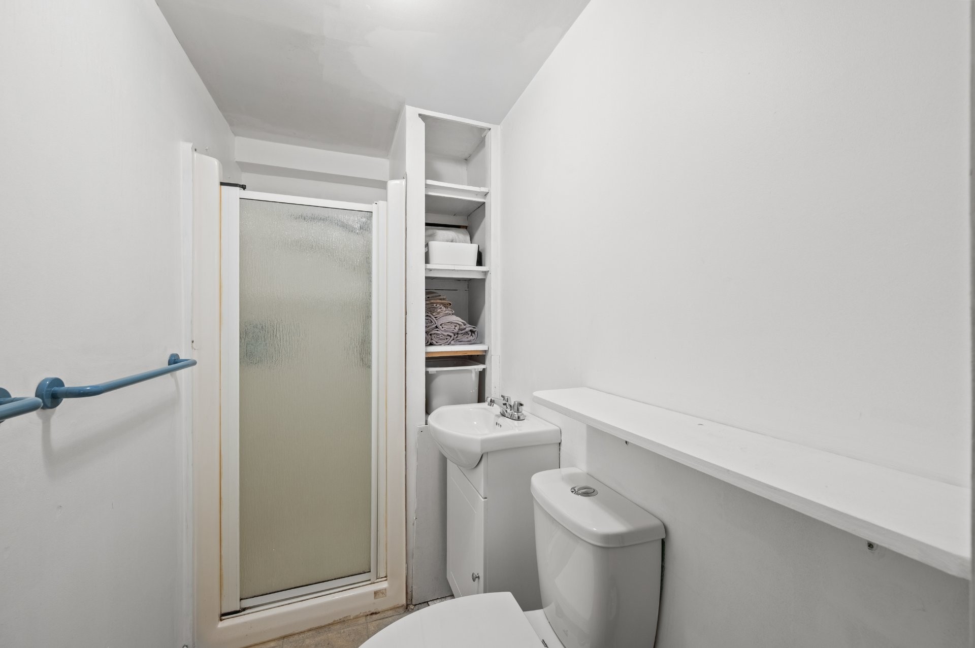 Bathroom - 373 Rue Goguet, Montréal (Rivière-Des-Prairies/Pointe-Aux-Trembles), QC - Indoor Photo Showing Bathroom
