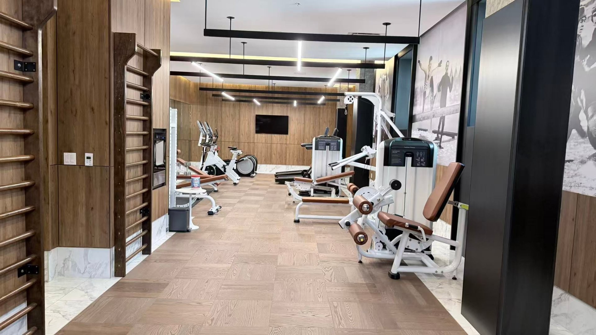 Exercise Room - 2105-2060 Rue Peel, Montréal (Ville-Marie), QC - Indoor Photo Showing Gym Room