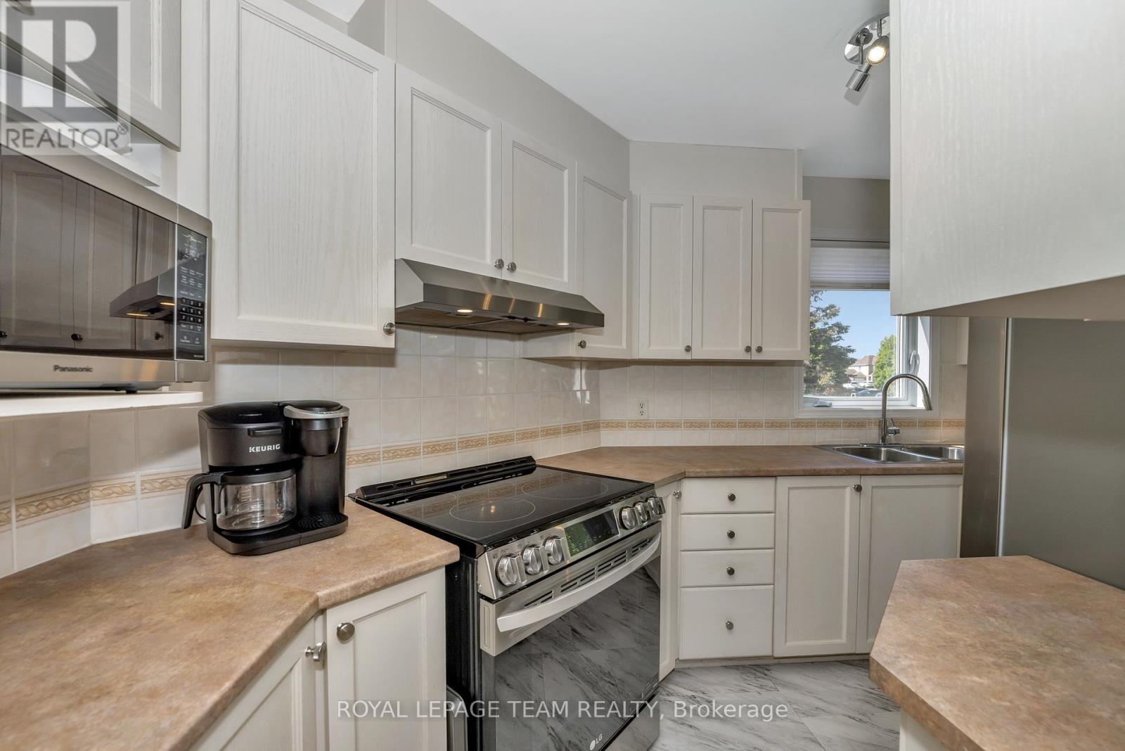 85 Cresthaven Drive, Ottawa, ON - Indoor Photo Showing Kitchen With Double Sink