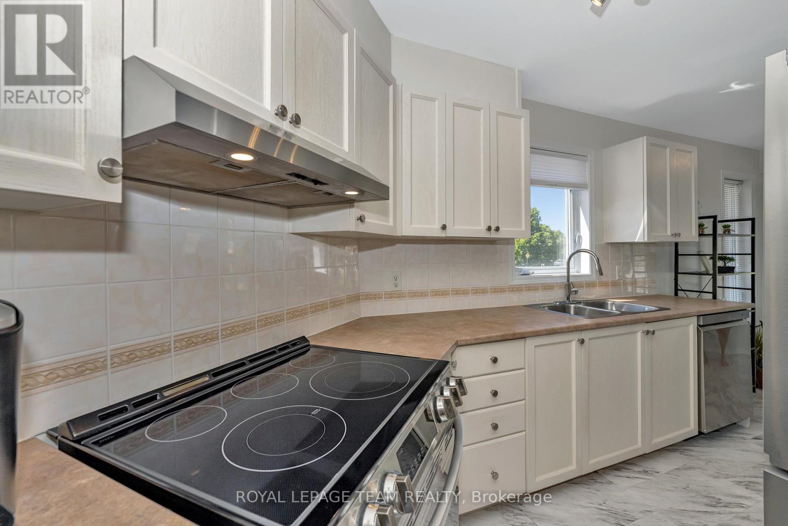 85 Cresthaven Drive, Ottawa, ON - Indoor Photo Showing Kitchen With Double Sink