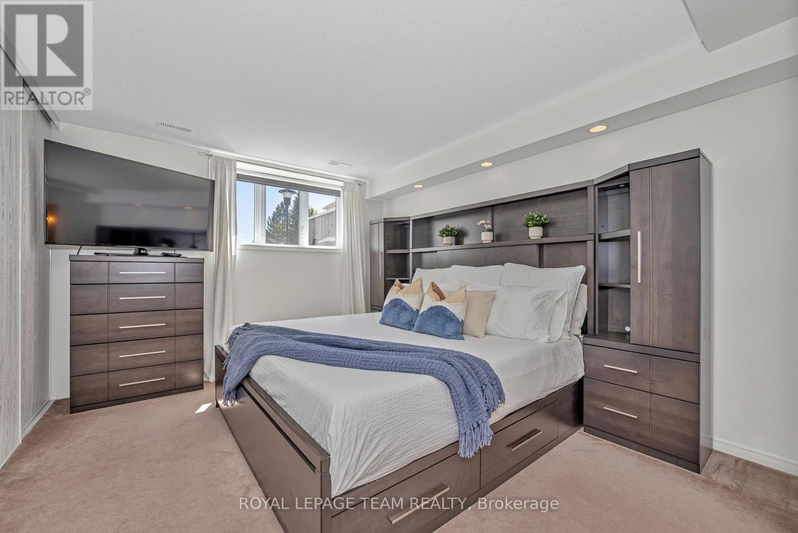 85 Cresthaven Drive, Ottawa, ON - Indoor Photo Showing Bedroom