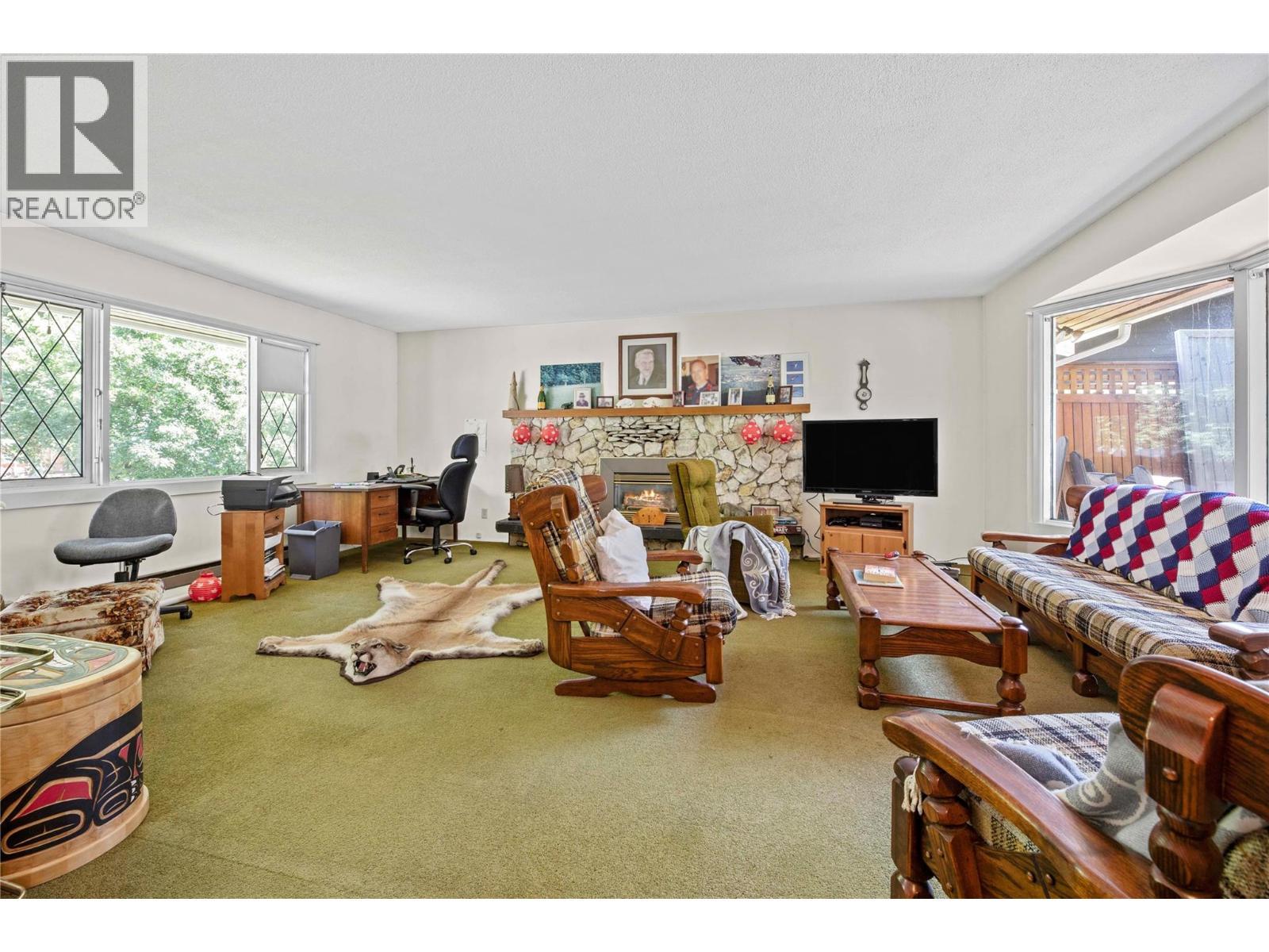 413 97A Highway, Sicamous, BC - Indoor Photo Showing Living Room