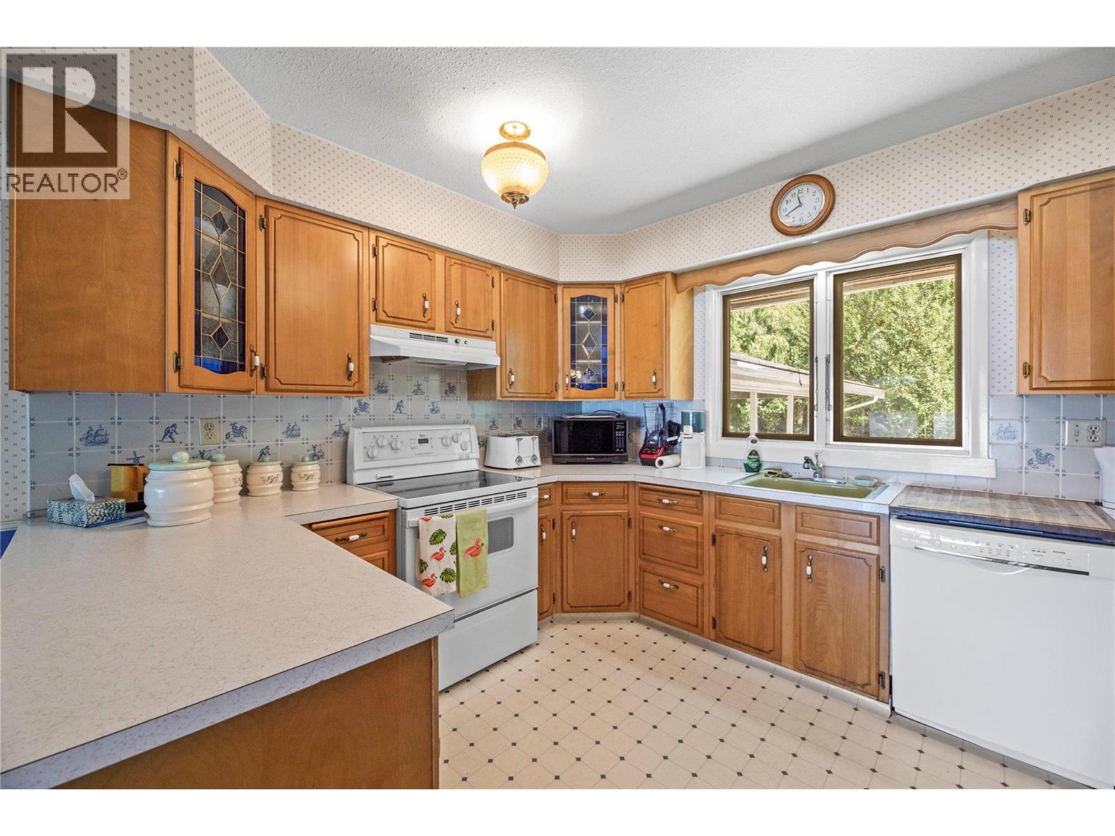 413 97A Highway, Sicamous, BC - Indoor Photo Showing Kitchen